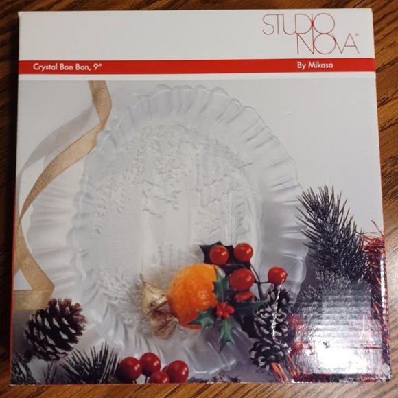 Mikasa 9-inch Winter Dreams Frosted Crystal Bon Bon Plate - Picture 4 of 4